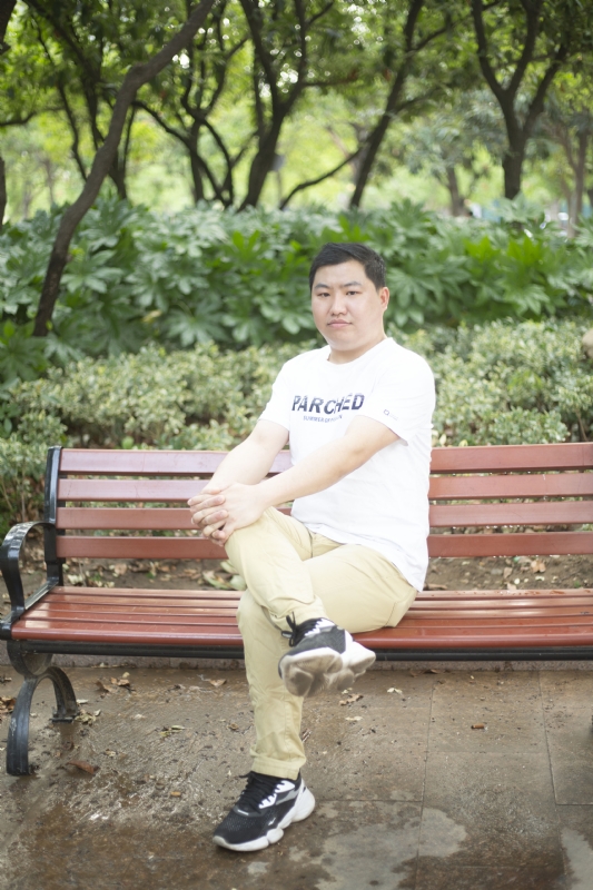 抱着鱼睡觉的猫的第一张照片--日照相亲服务中心